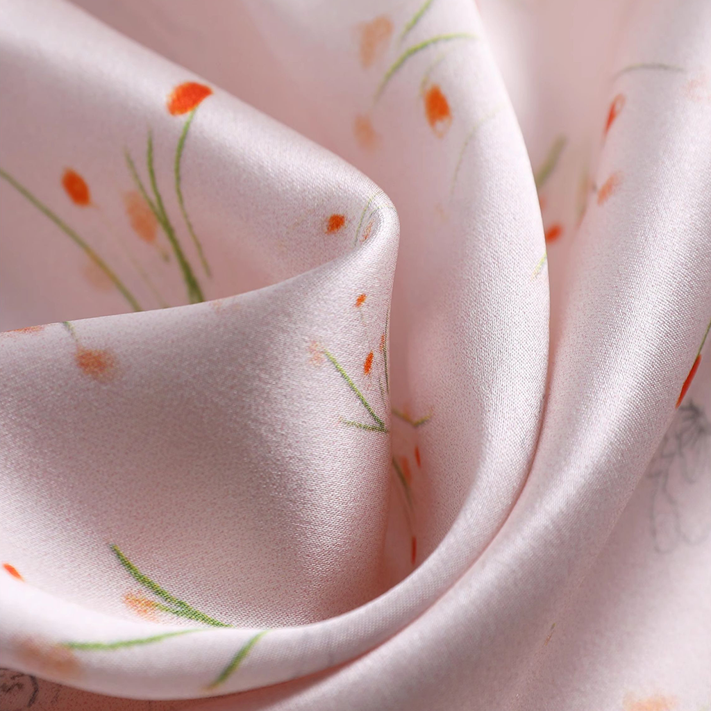 Chemise de nuit en soie à manches bouffantes et imprimé floral