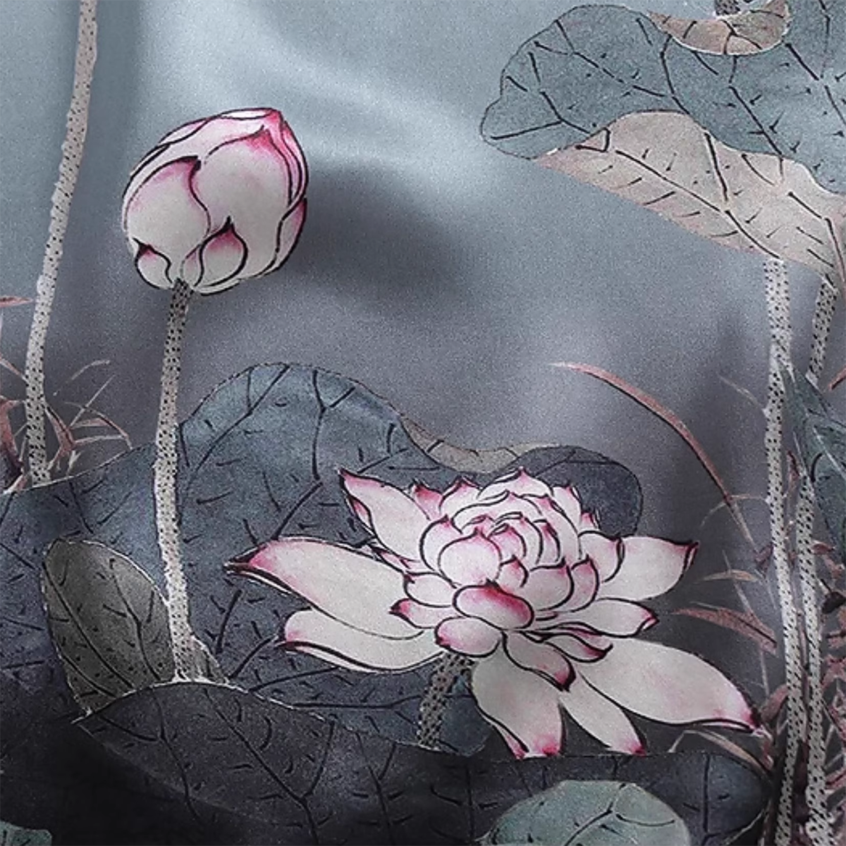 Chemise de nuit ample en soie à imprimé lotus