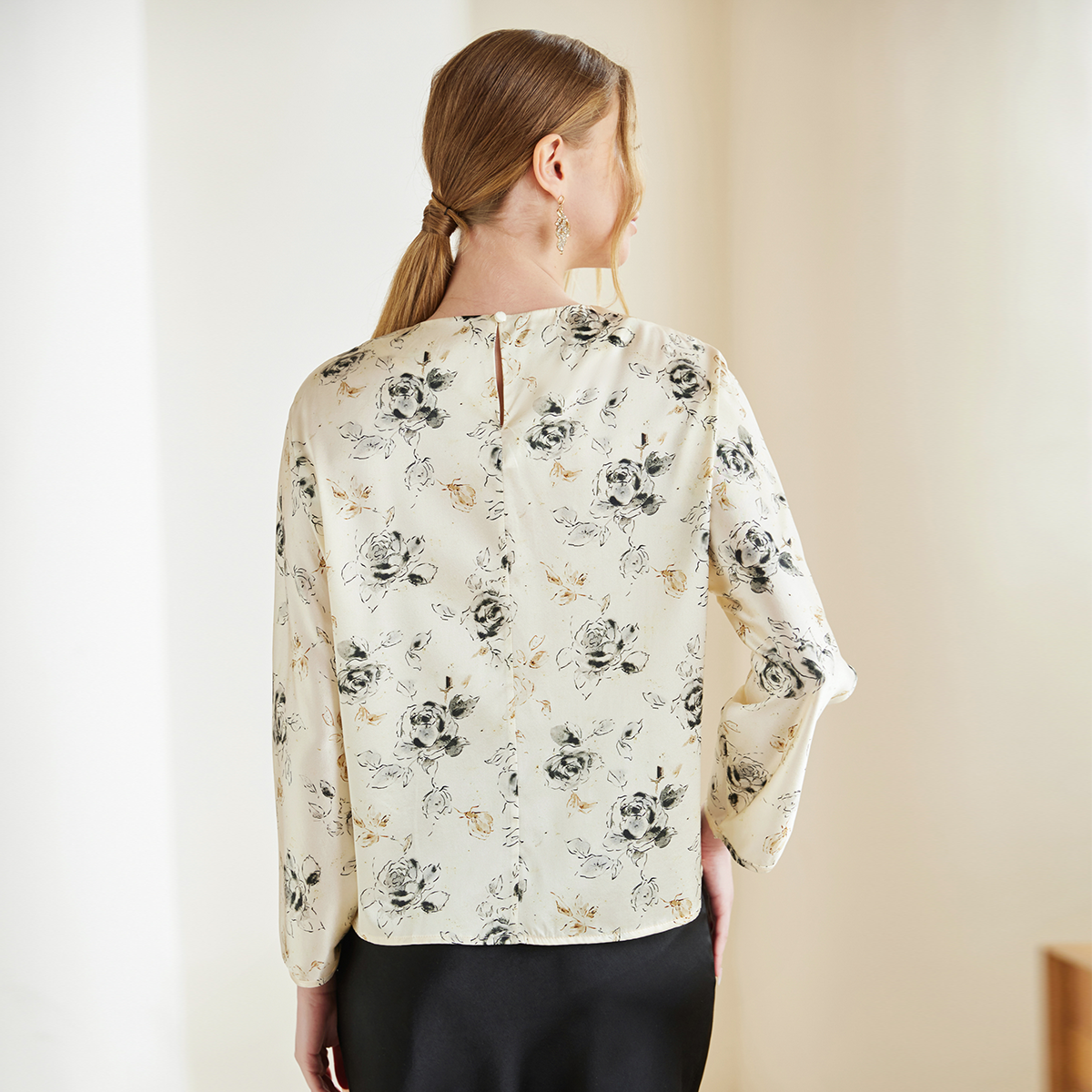 Chemisier femme en soie à motifs de roses et plis avant beige