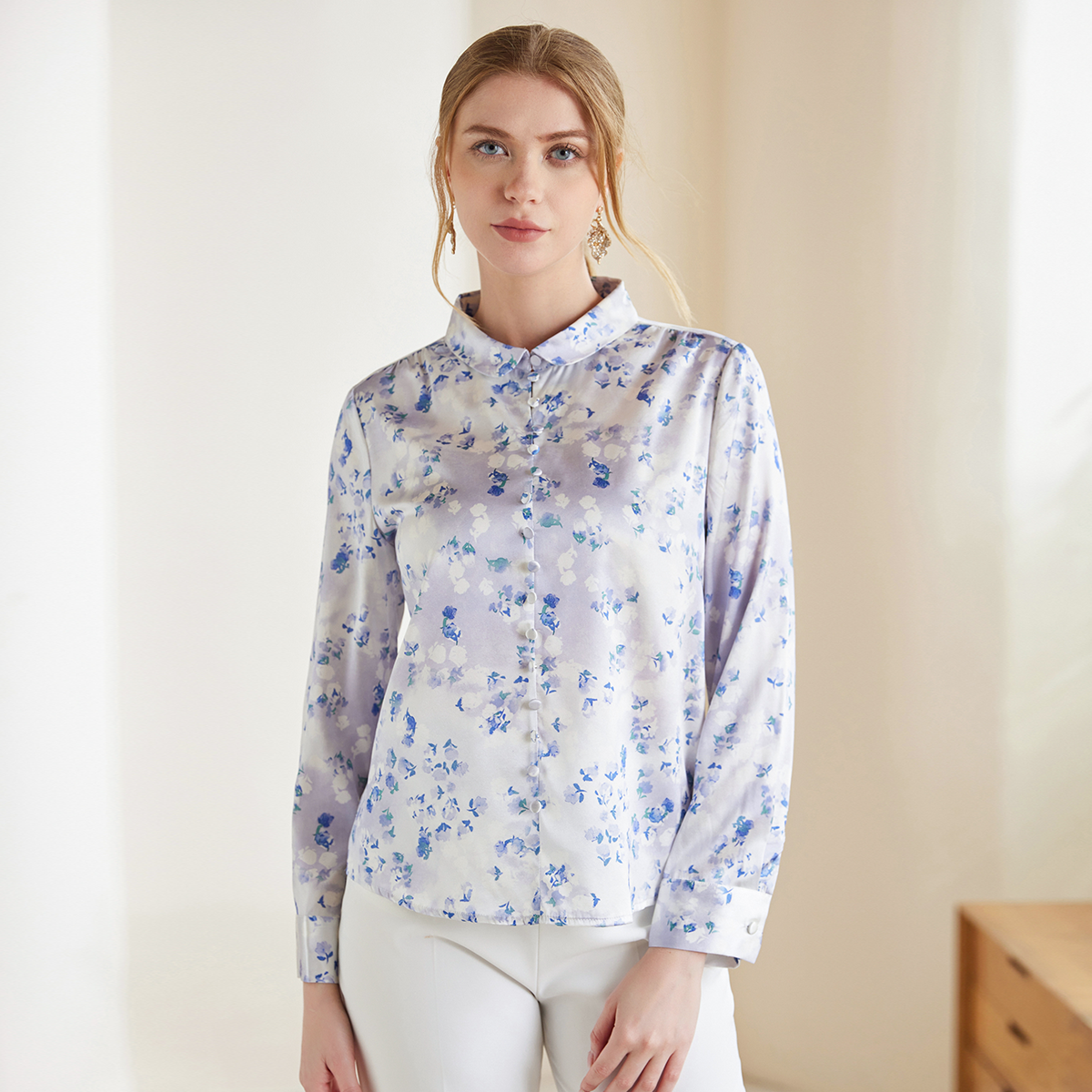 Chemisier femme en soie à imprimé floral et col Peter Pan violet