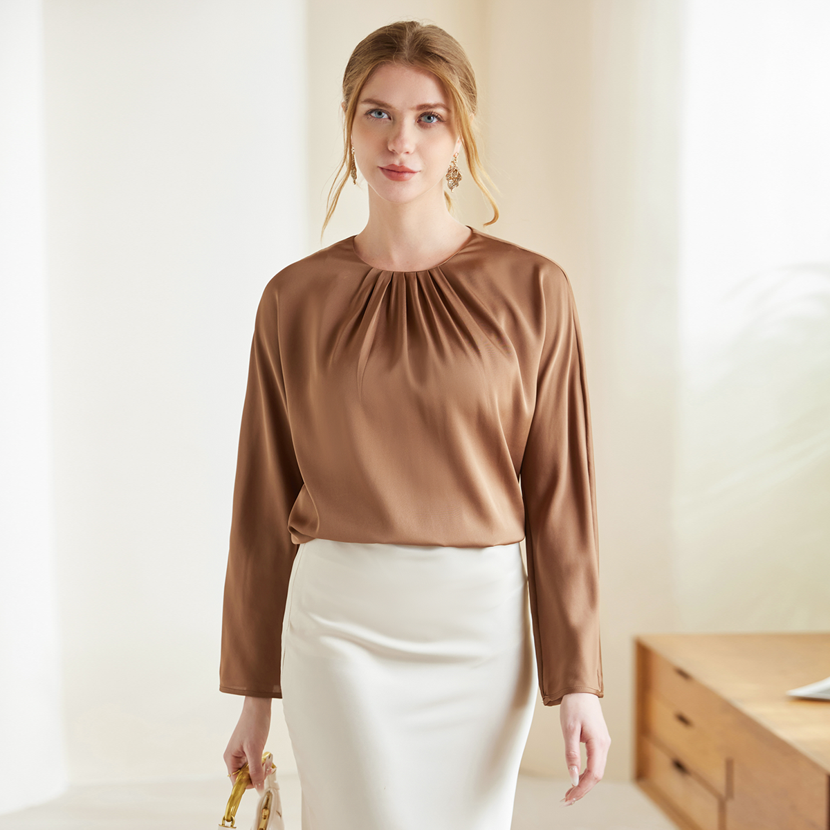Chemise en soie plissée pour femme style professionnel