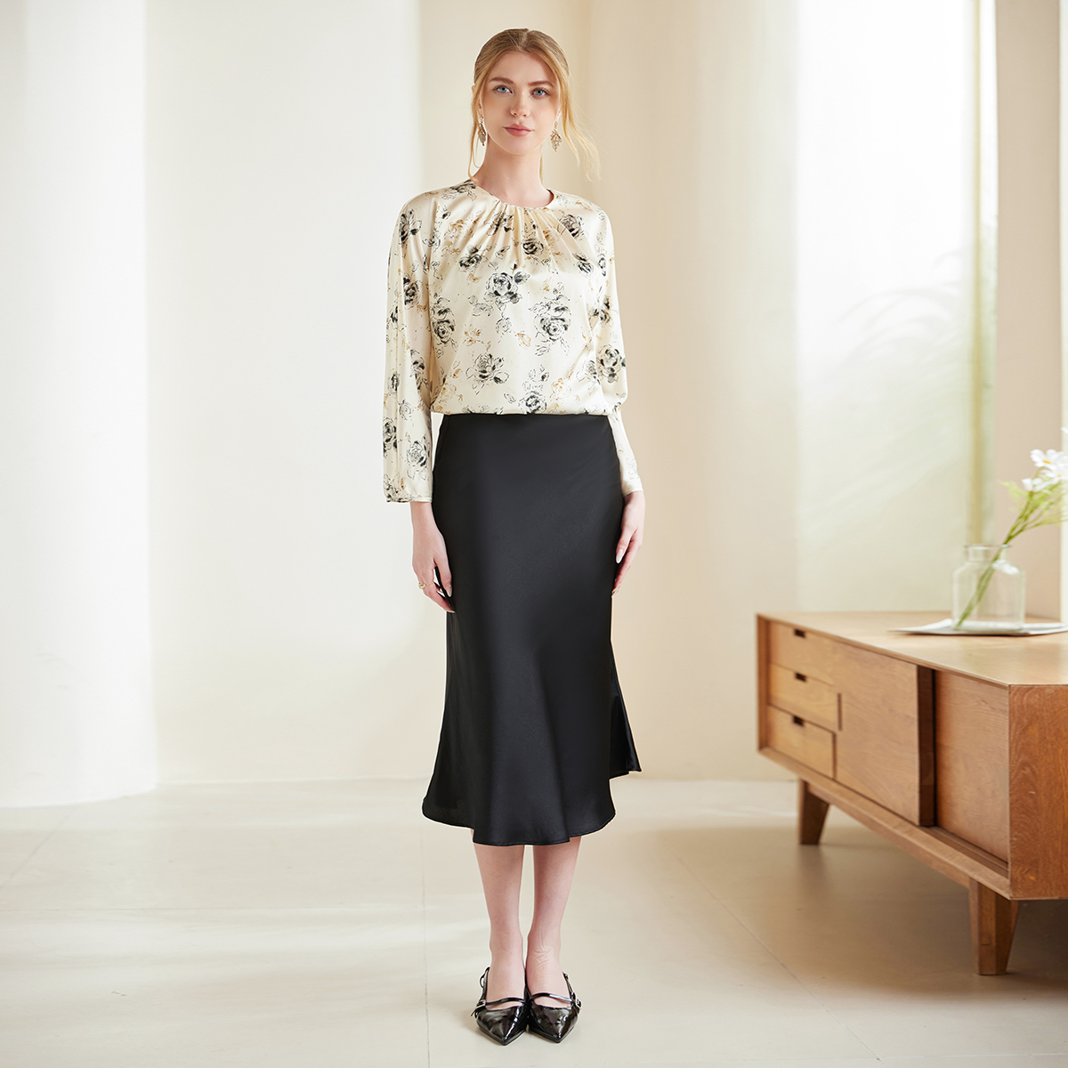 Chemisier femme en soie à motifs de roses et plis avant beige