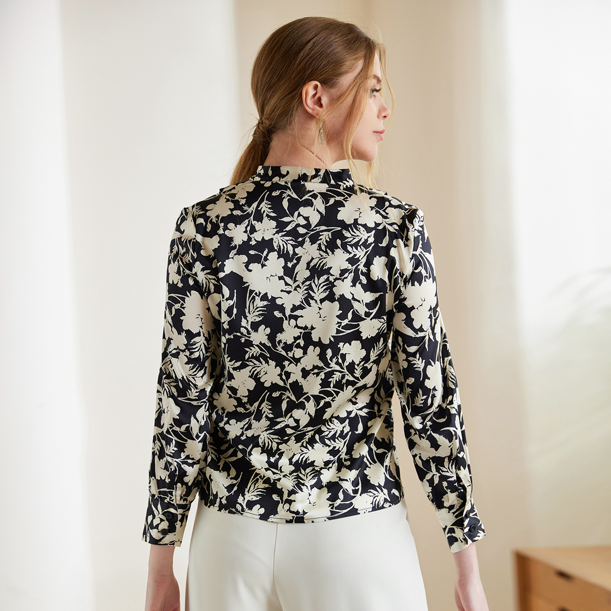 Chemisier en soie à col en V et motif floral pour femme, idéal pour le travail noir