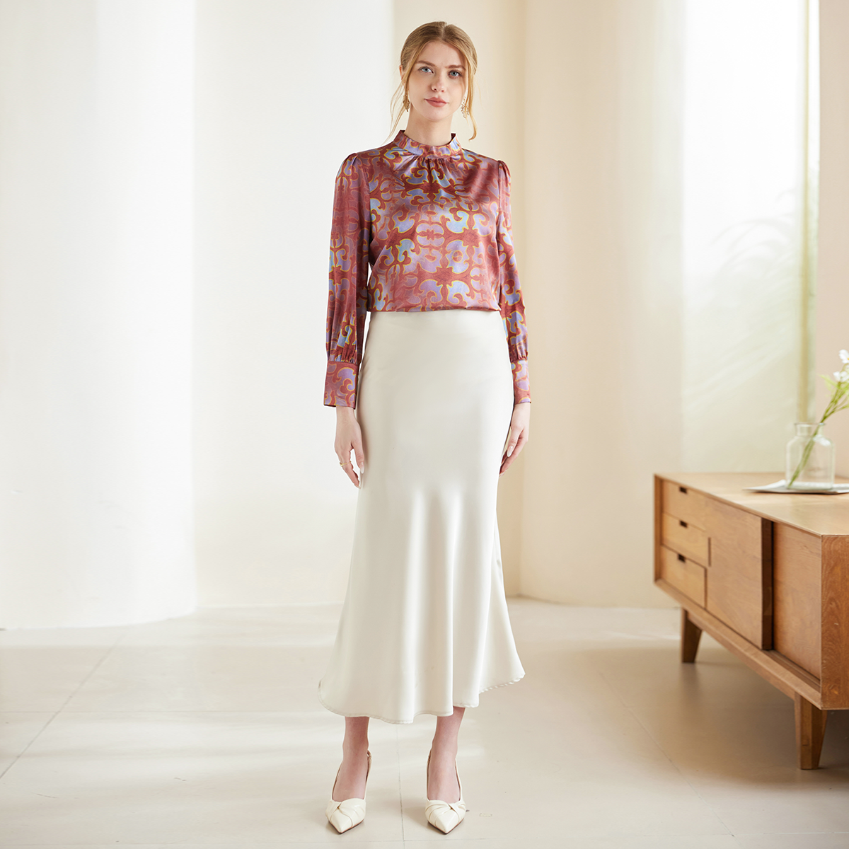 Chemise femme en soie à col montant boutonné dans le dos rouge