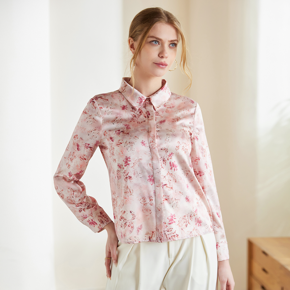 Chemisier femme en soie à imprimé floral discret et boutons dissimulés rose