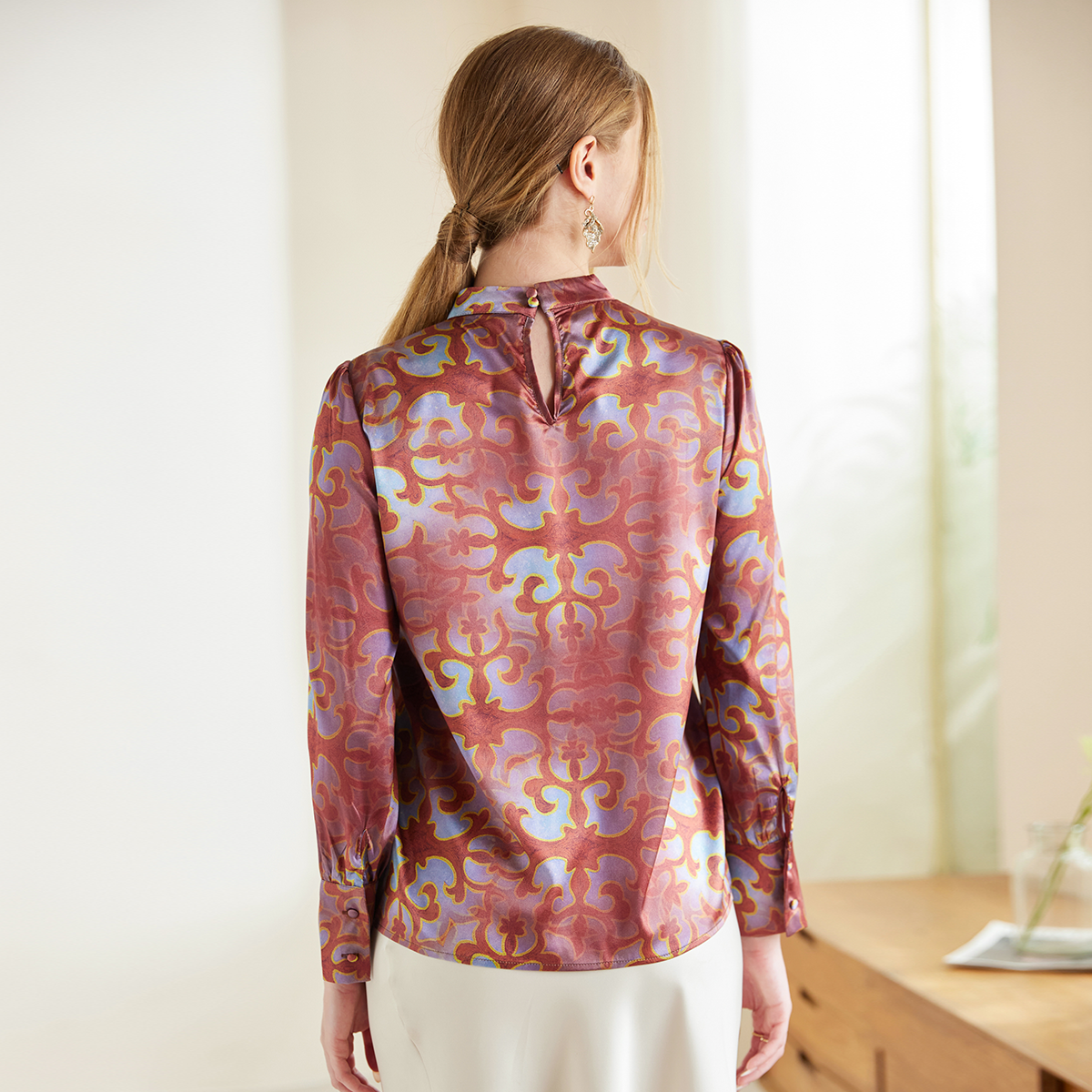 Chemise femme en soie à col montant boutonné dans le dos rouge