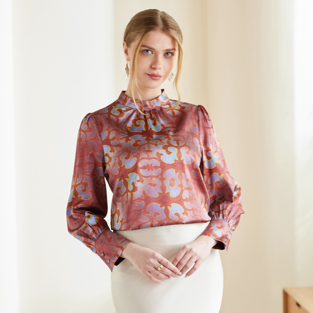 Chemise femme en soie à col montant boutonné dans le dos
