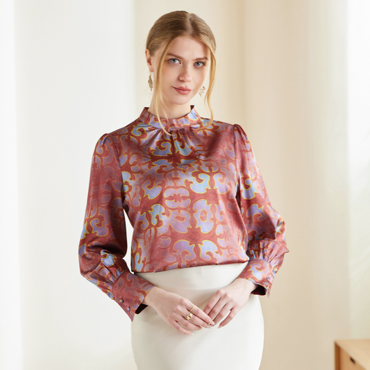 Chemise femme en soie à col montant boutonné dans le dos