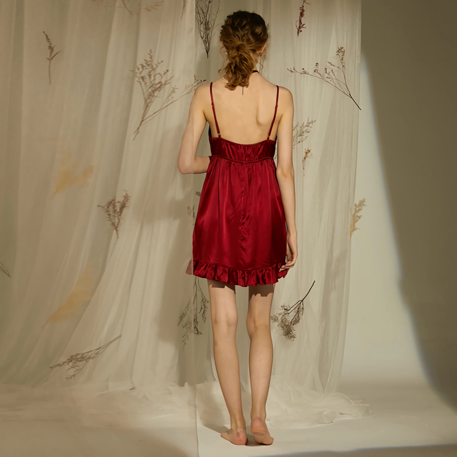 Robe de nuit en soie avec nœud ornemental et volants