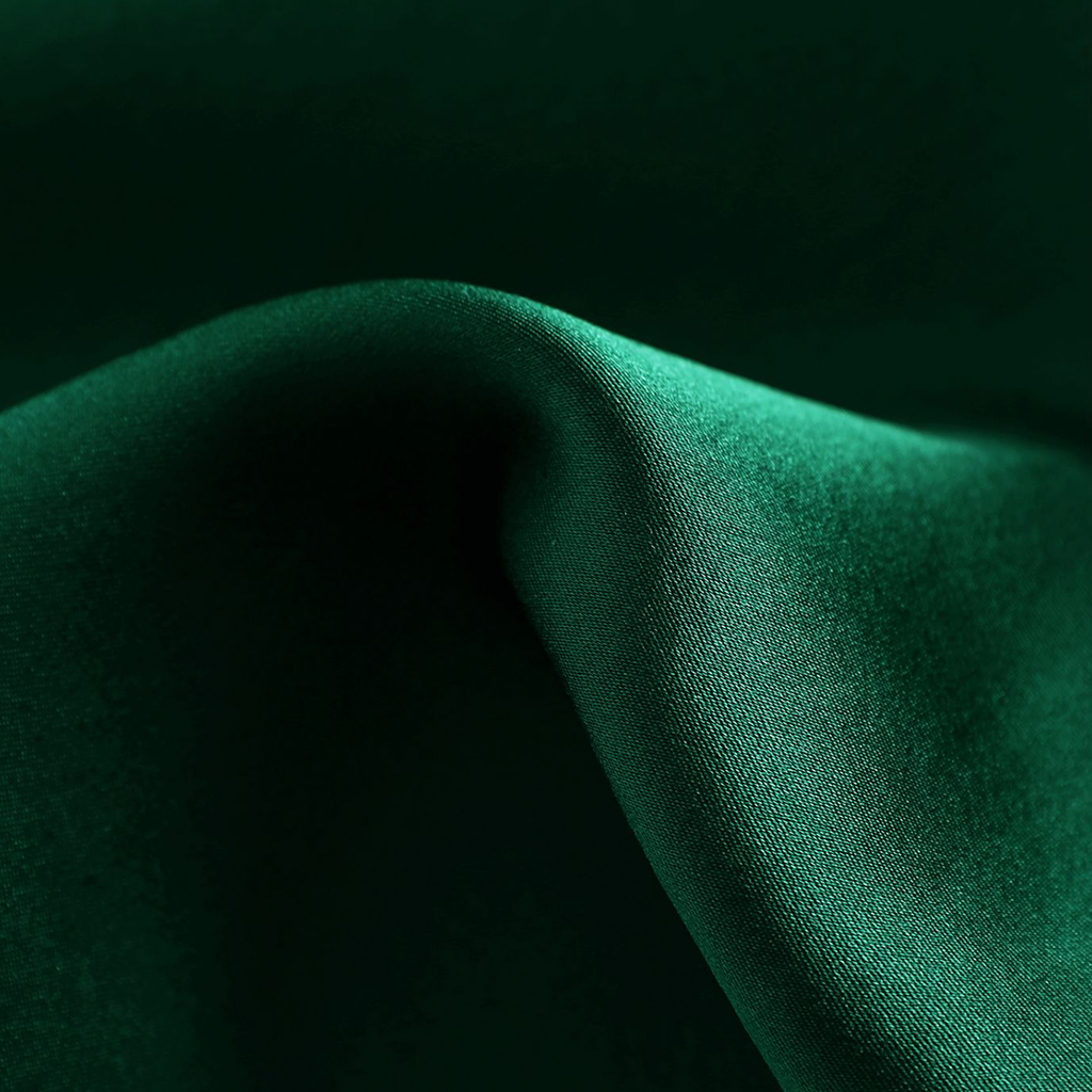 Chemise de nuit à bretelles en soie de couleur unie avec dos fendu