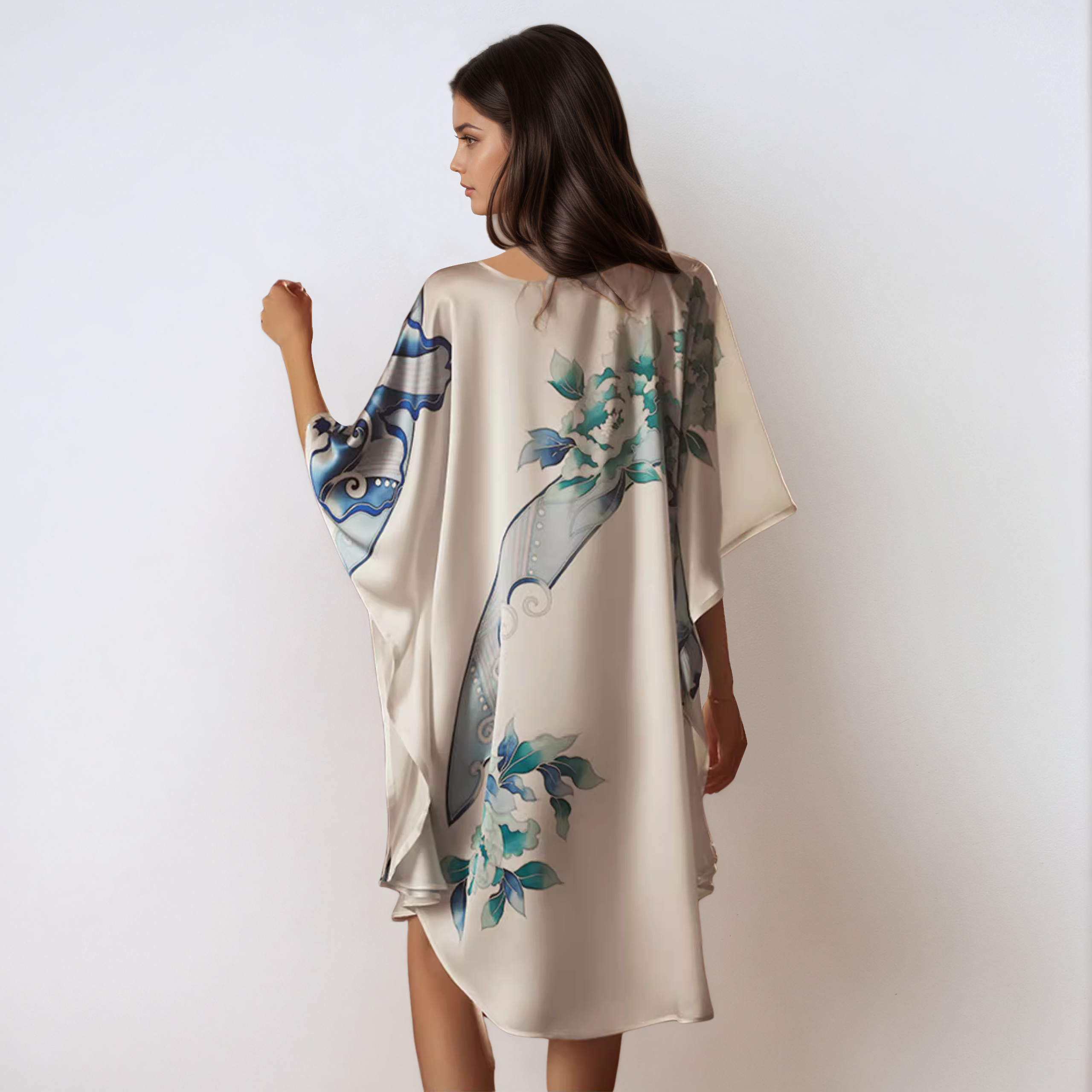 Robe de nuit en soie à imprimé bleu porcelaine