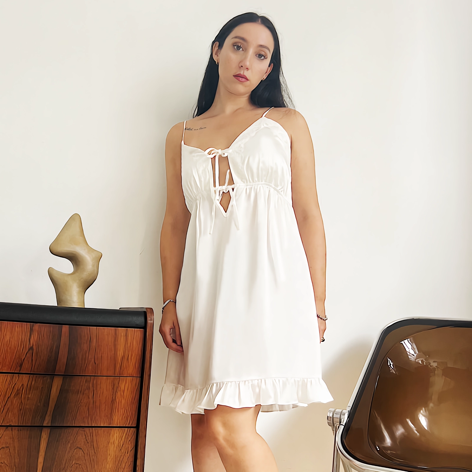 Robe de nuit en soie avec nœud ornemental et volants