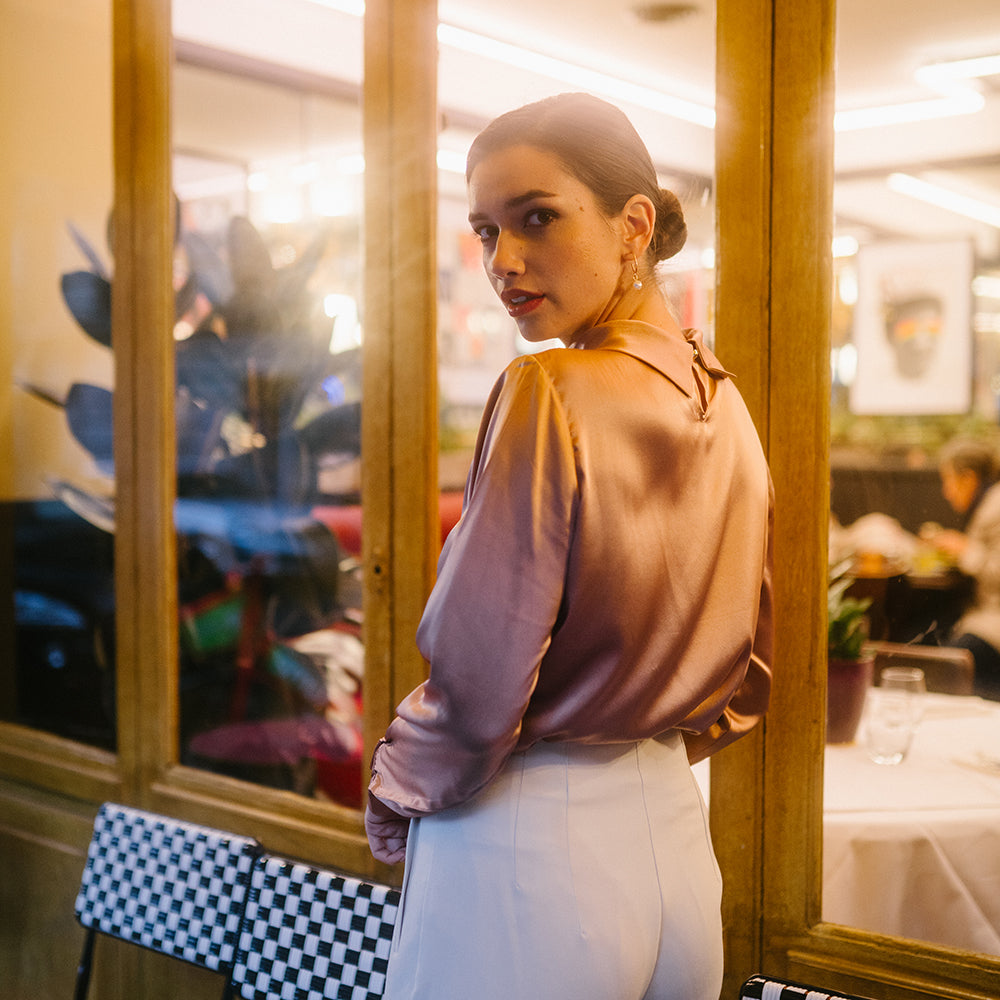 Chemise femme en soie rose pâle à col asymétrique