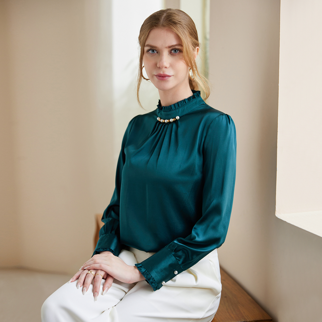 Chemisier femme en soie à col montant orné de perles