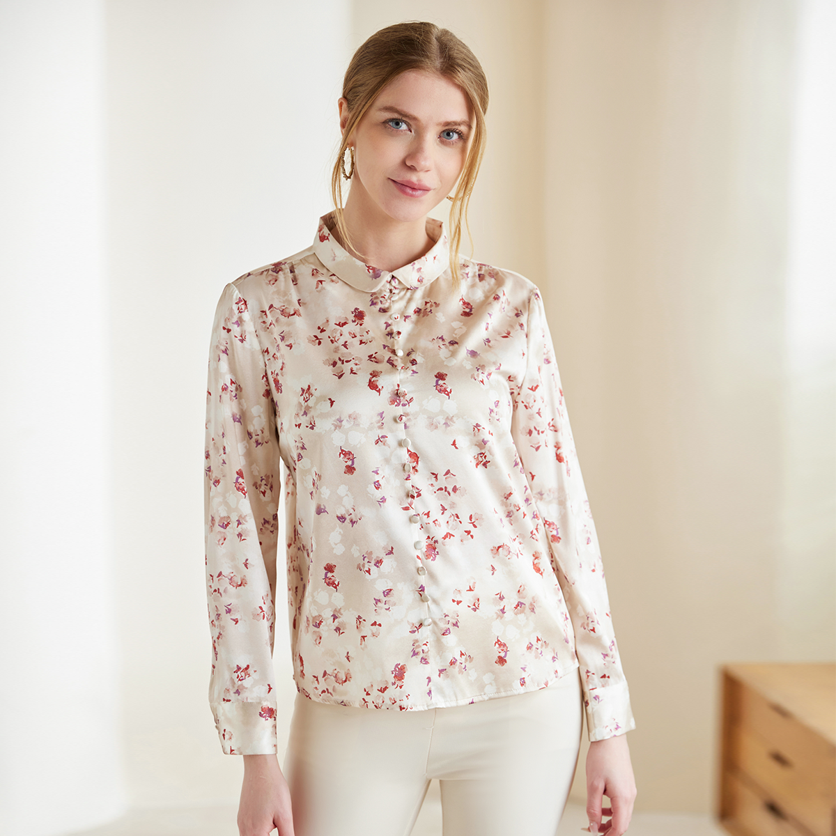 Chemisier femme en soie à imprimé floral et col Peter Pan