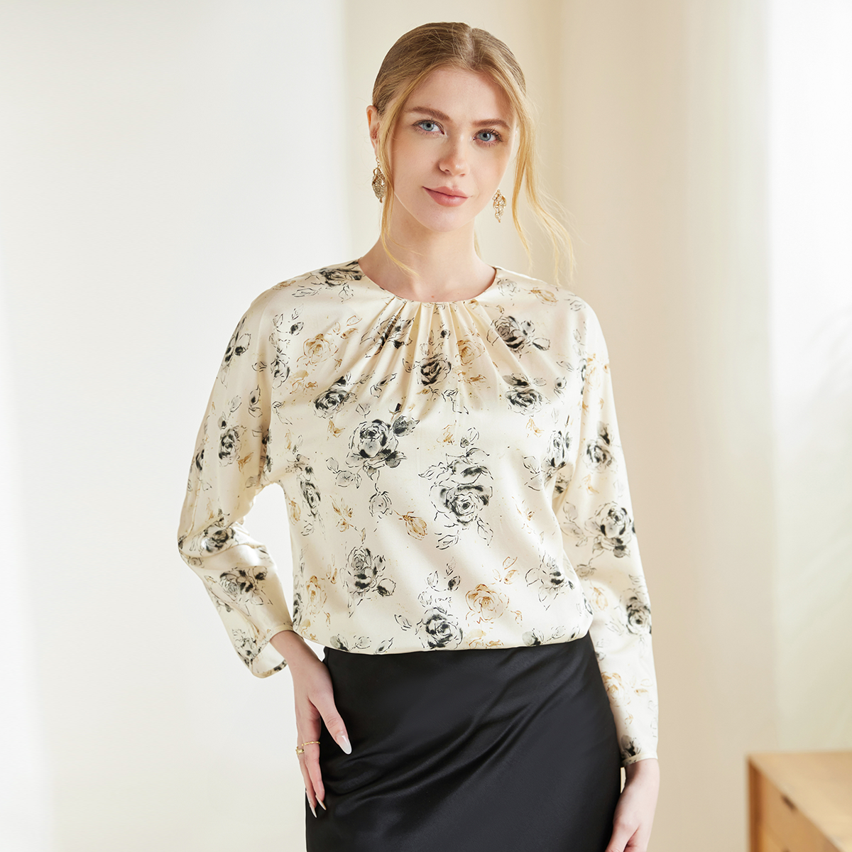 Chemisier femme en soie à motifs de roses et plis avant