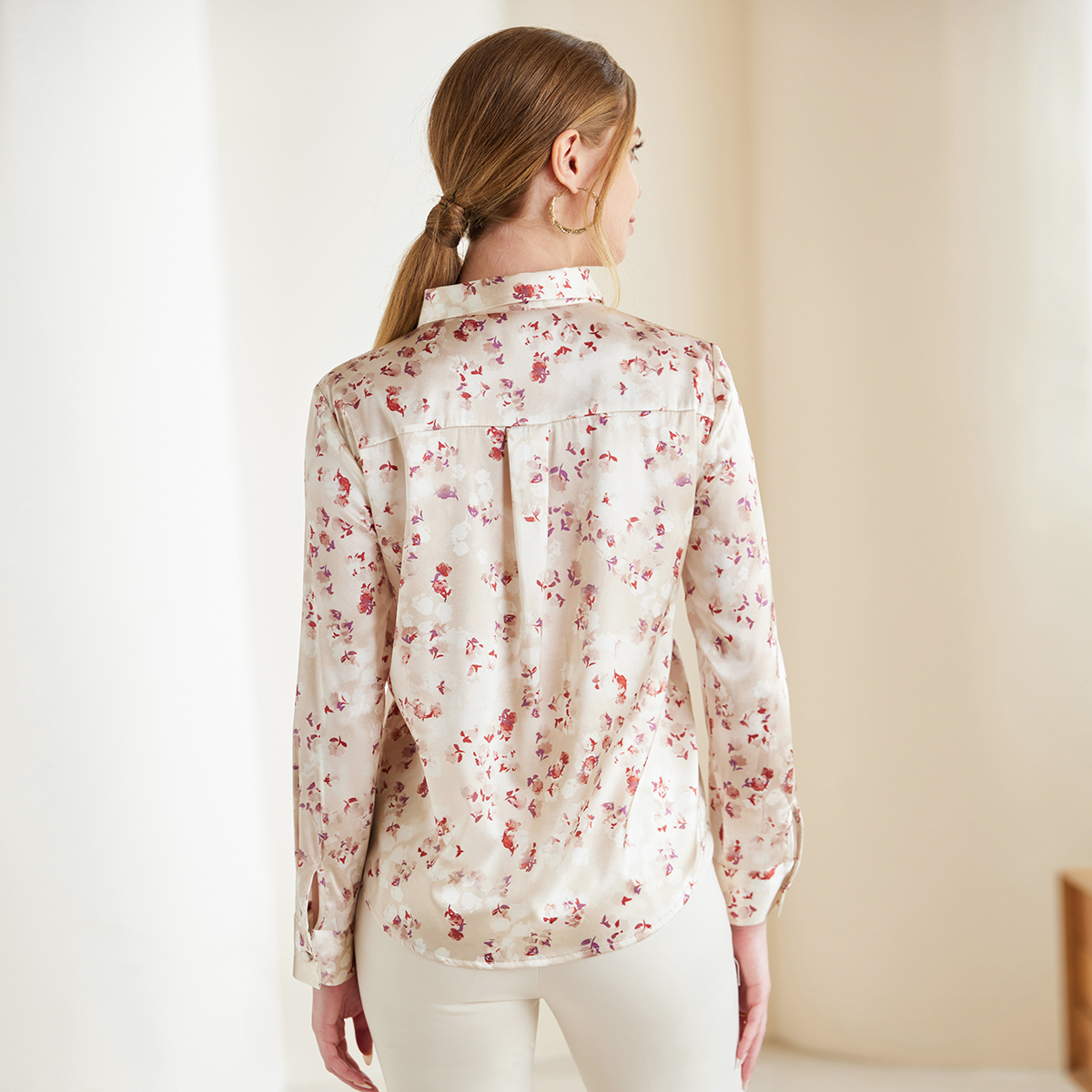 Chemisier femme en soie à imprimé floral et col Peter Pan