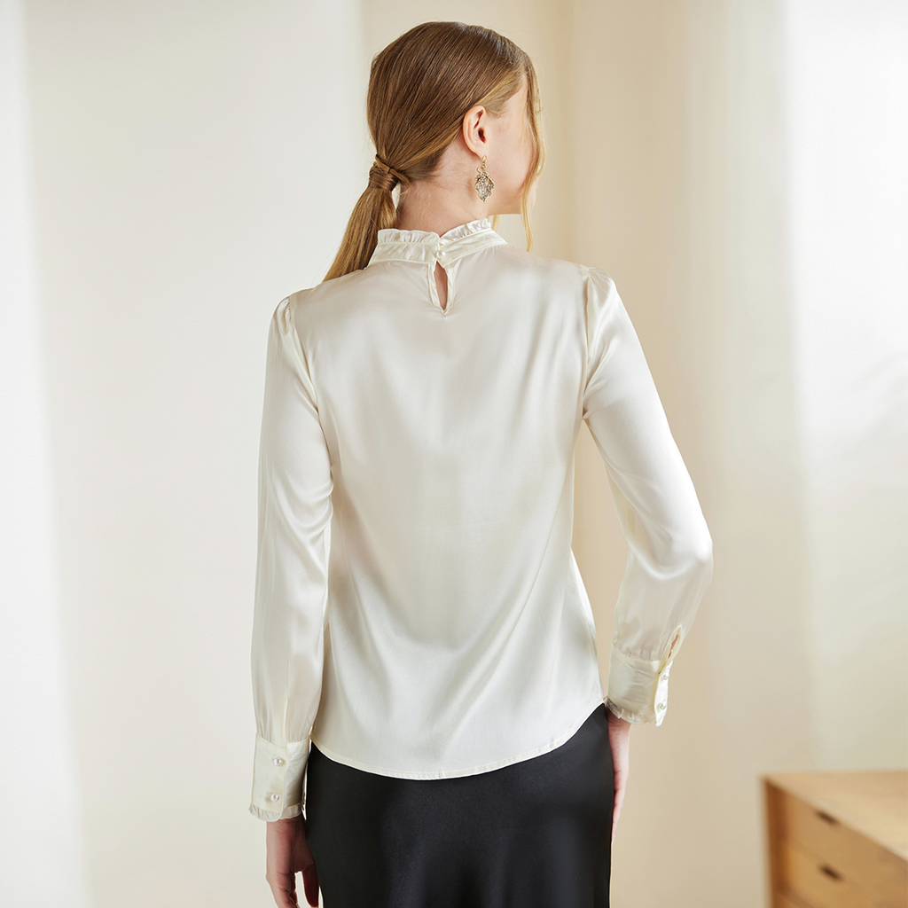 Chemisier femme en soie à col montant orné de perles