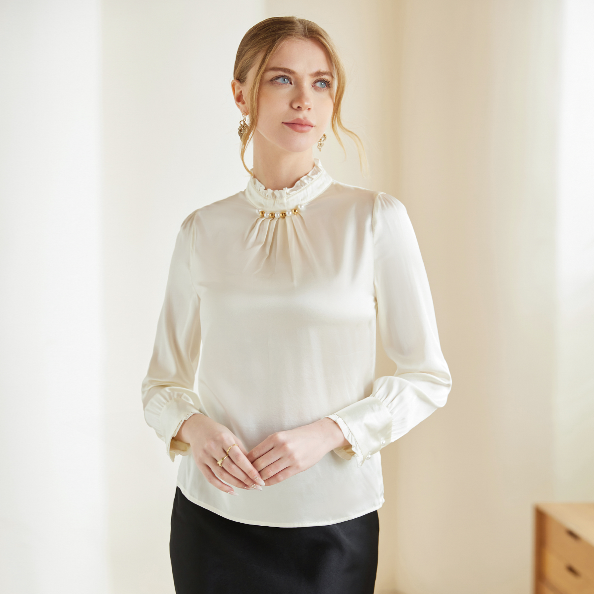 Chemisier femme en soie à col montant orné de perles