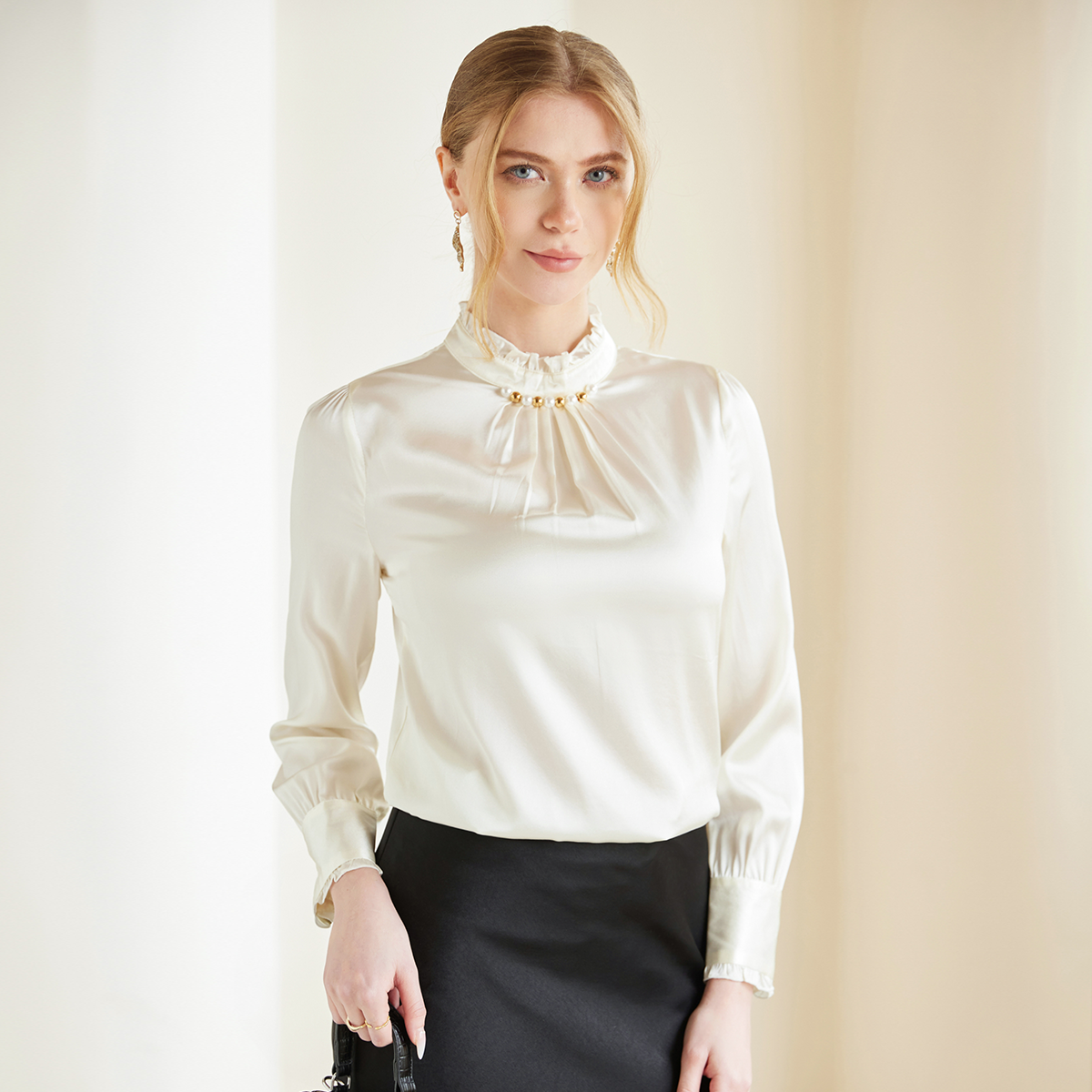 Chemisier femme en soie à col montant orné de perles