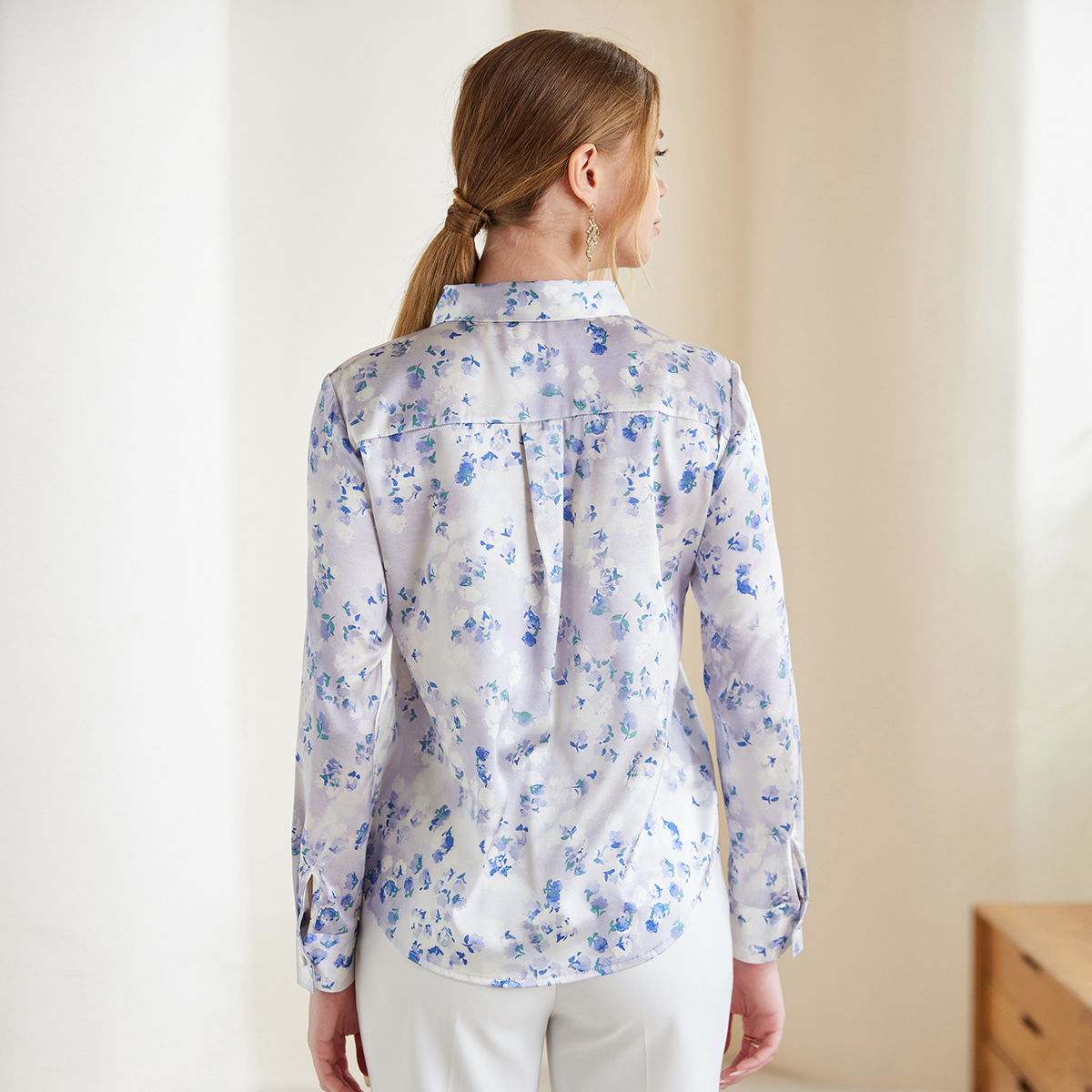 Chemisier femme en soie à imprimé floral et col Peter Pan violet