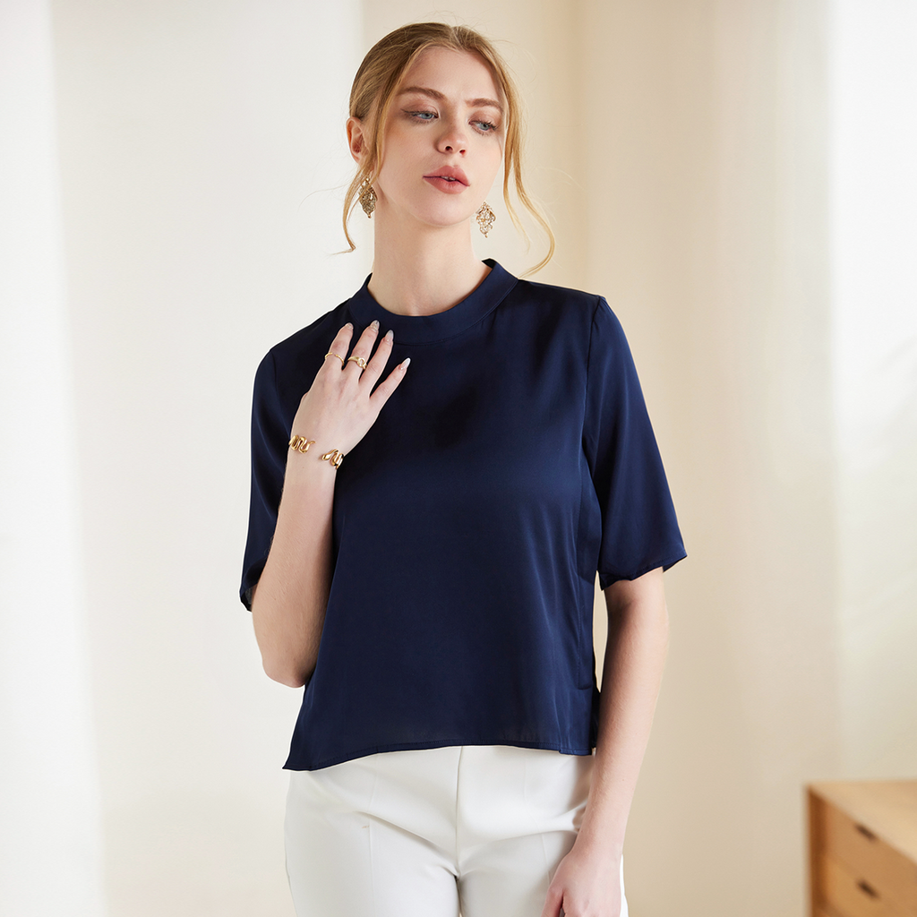 Chemise femme en soie à col rond et coupe ample