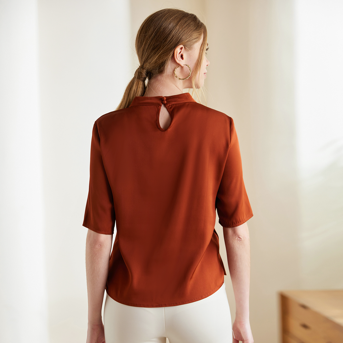 Chemise femme en soie à col rond et coupe ample