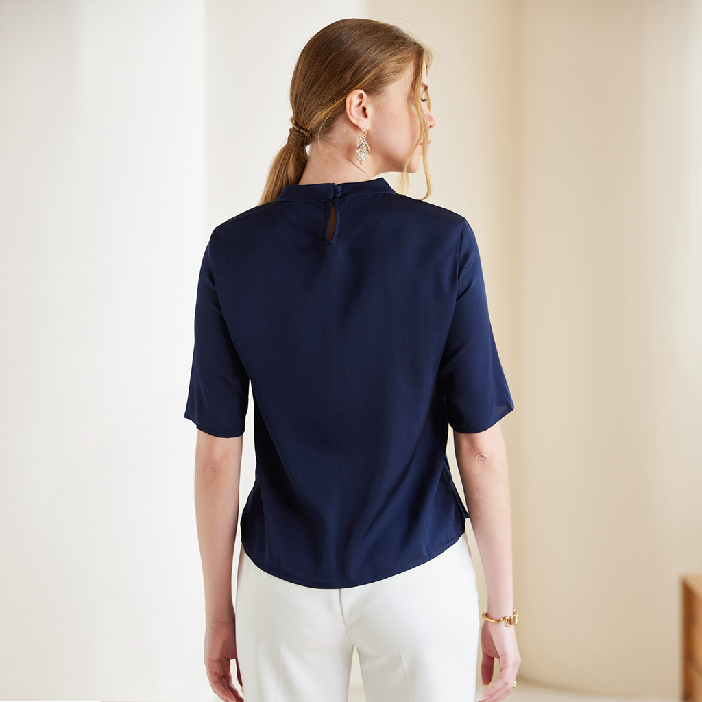 Chemise femme en soie à col rond et coupe ample