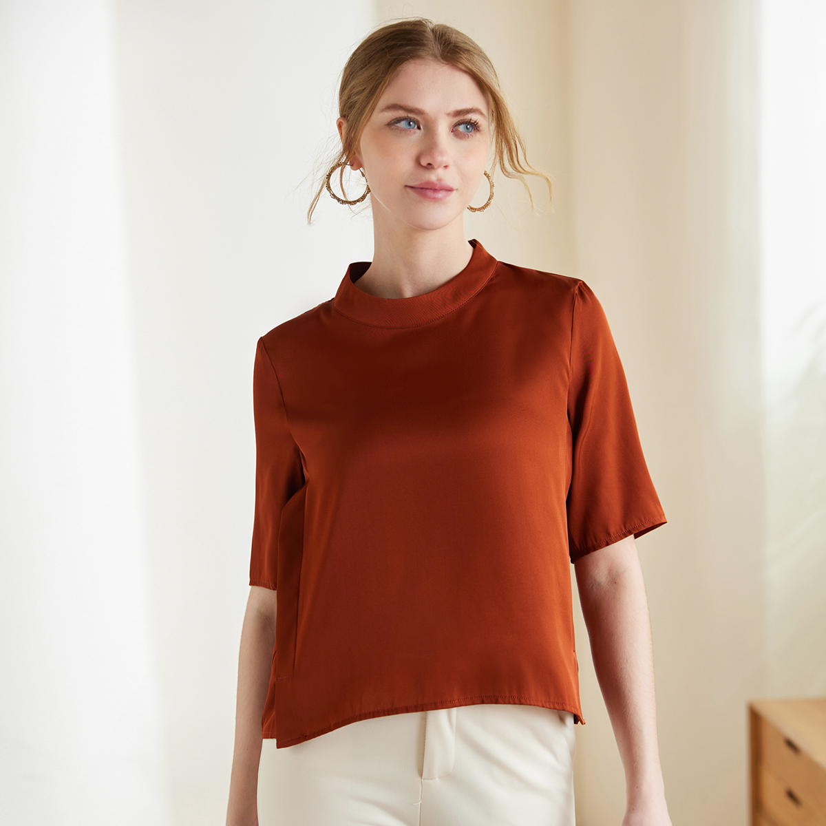 Chemise femme en soie à col rond et coupe ample