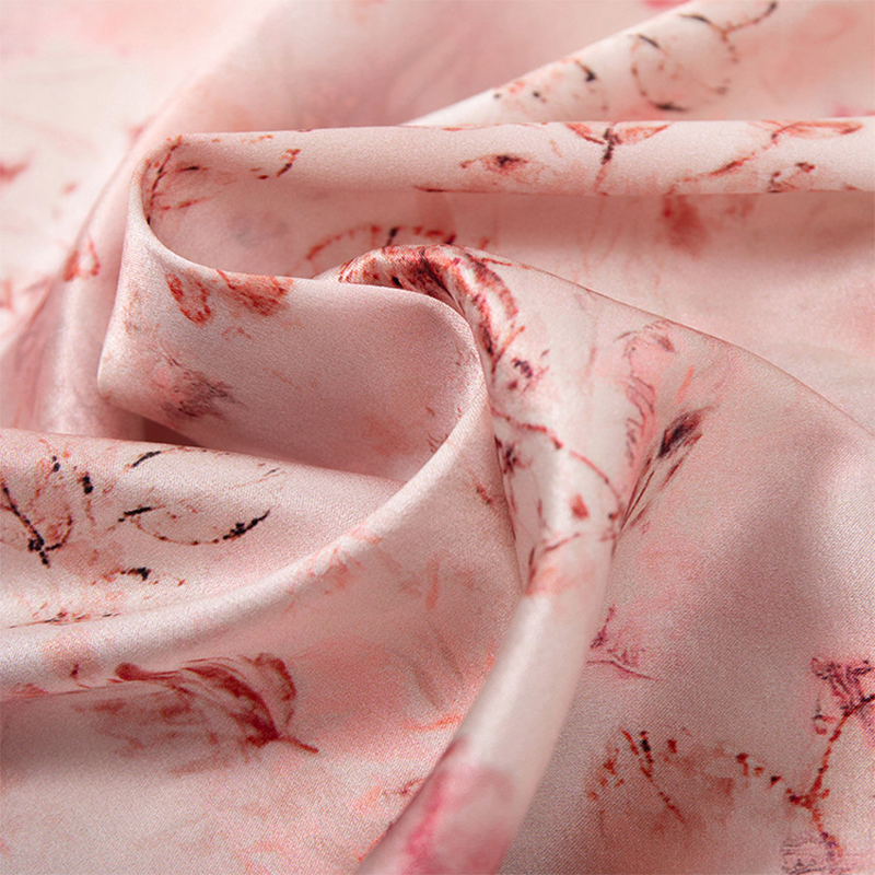 Chemisier femme en soie à imprimé floral discret et boutons dissimulés rose