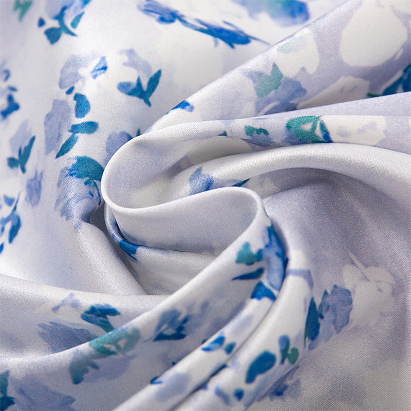 Chemisier femme en soie à imprimé floral et col Peter Pan violet