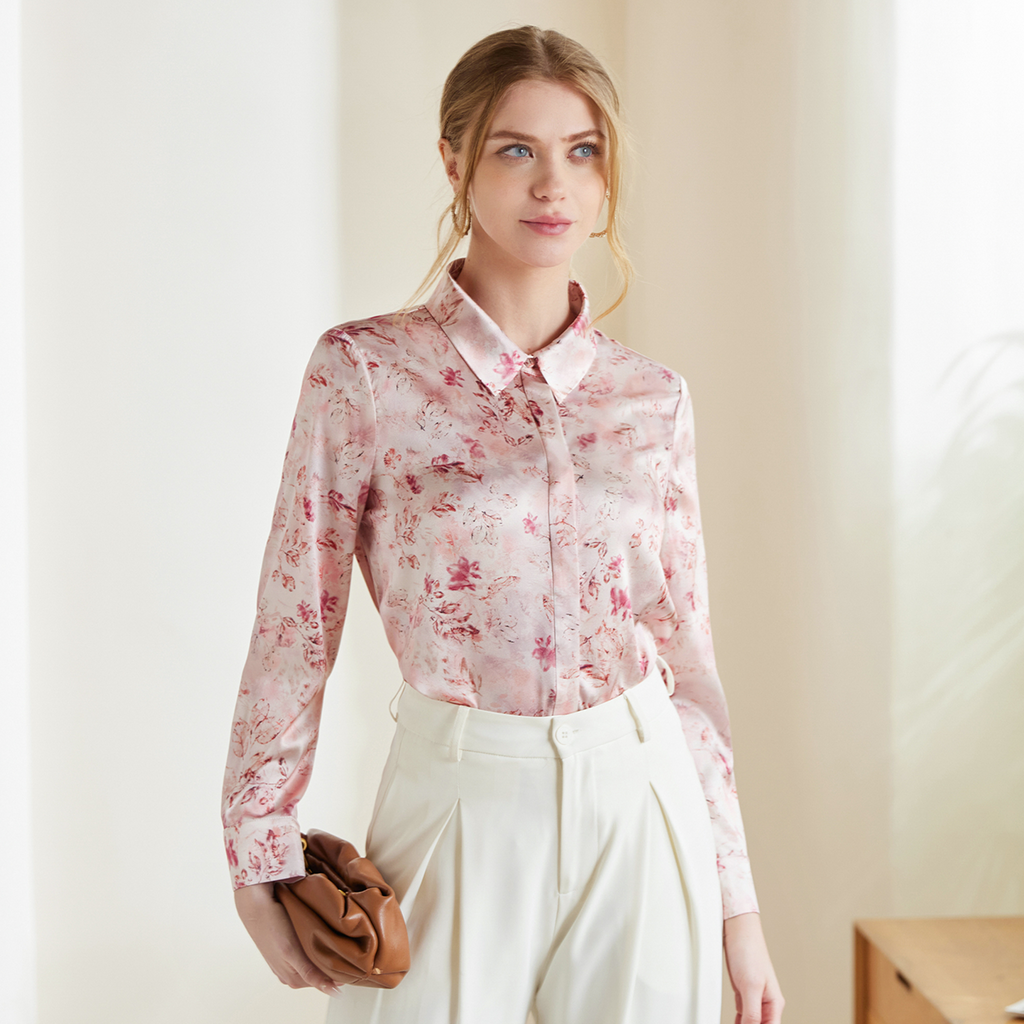 Chemisier femme en soie à imprimé floral discret et boutons dissimulés rose