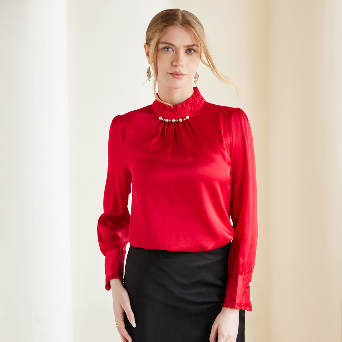 Chemisier femme en soie à col montant orné de perles