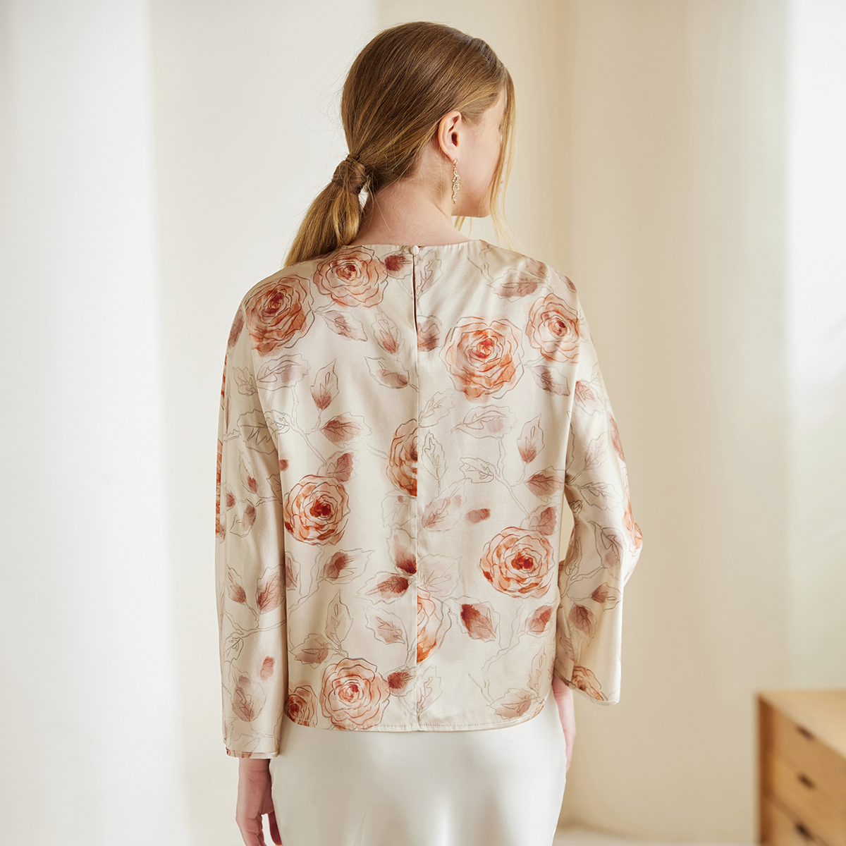 Chemisier femme en soie à motifs de roses et plis avant