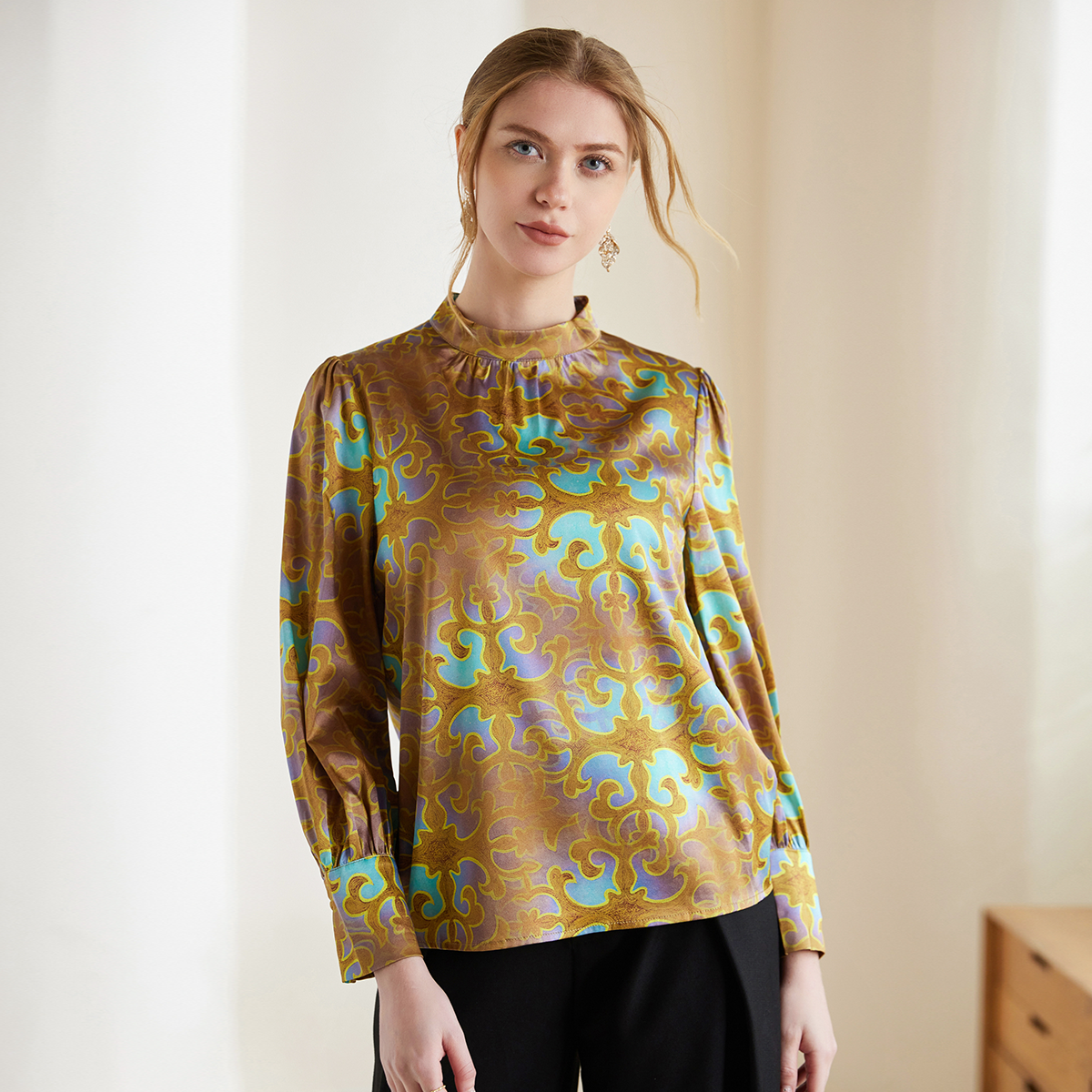 Chemise femme en soie à col montant boutonné dans le dos