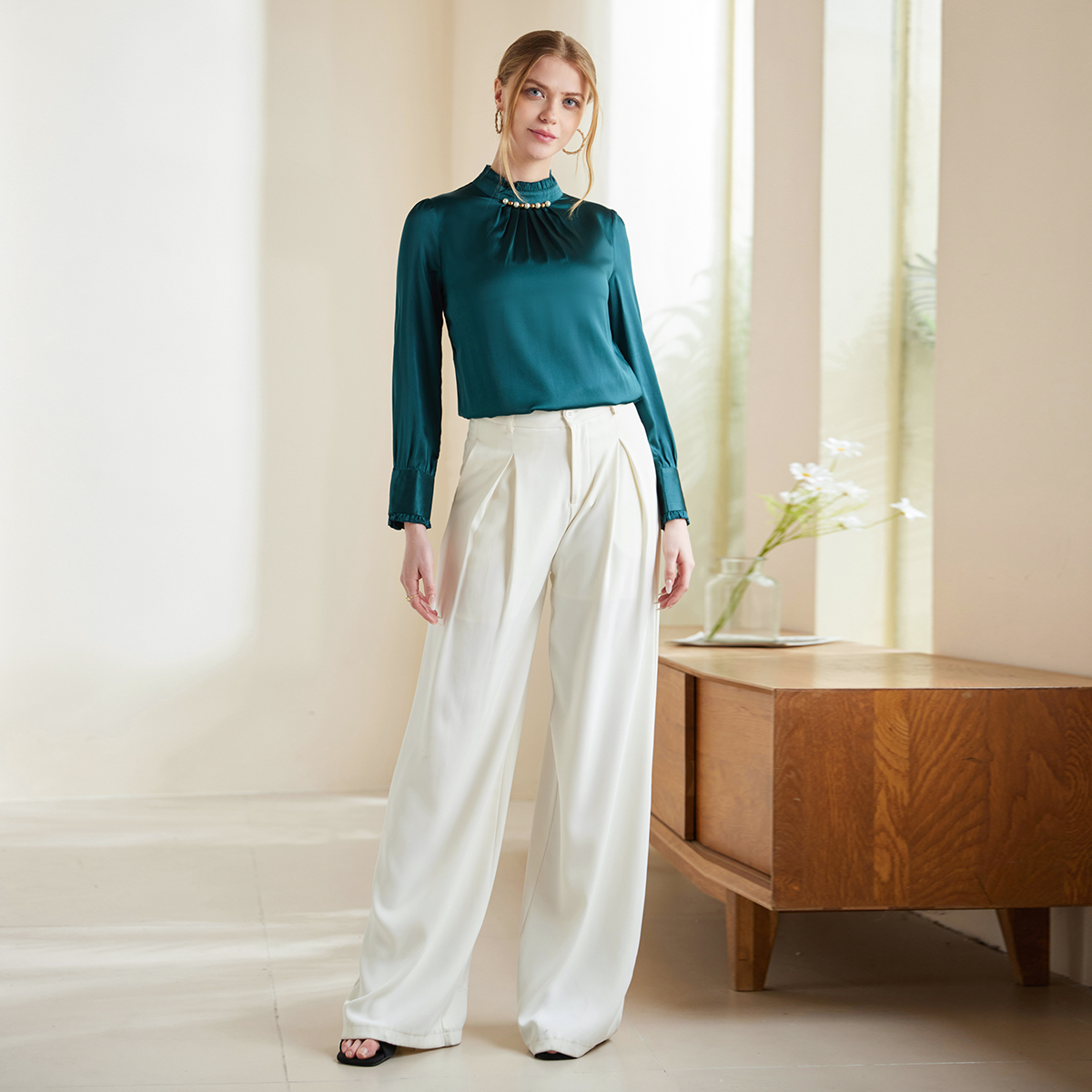 Chemisier femme en soie à col montant orné de perles