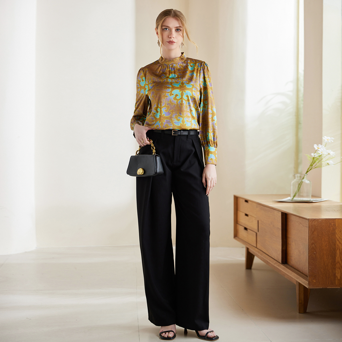 Chemise femme en soie à col montant boutonné dans le dos