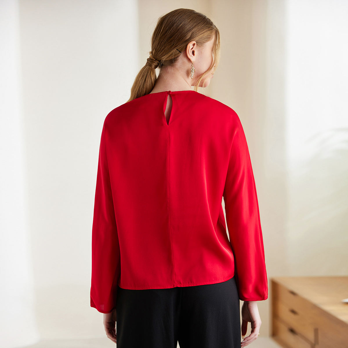 Chemise en soie plissée pour femme style professionnel