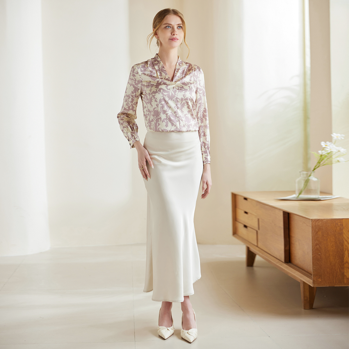 Chemisier en soie à col en V et motif floral pour femme, idéal pour le travail