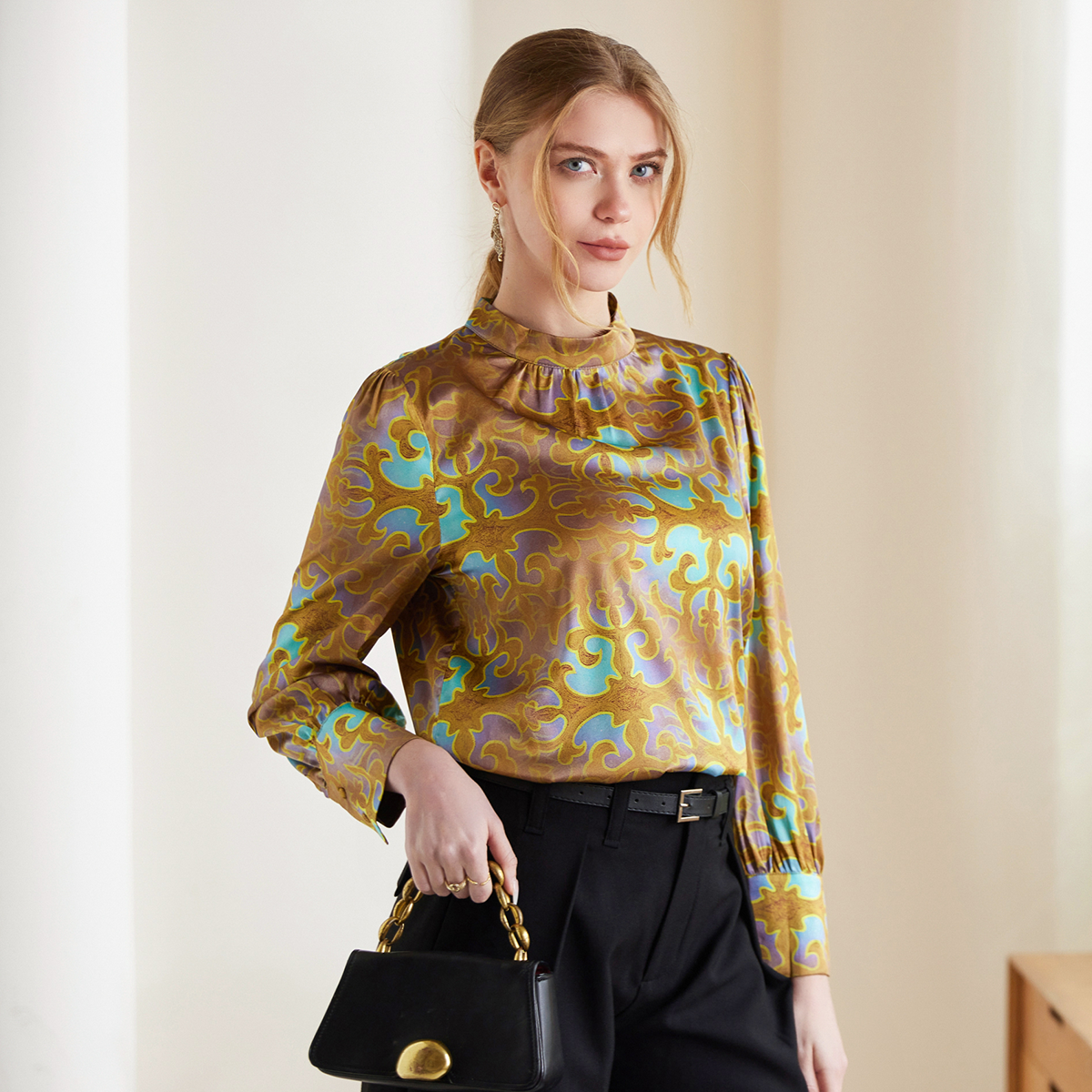 Chemise femme en soie à col montant boutonné dans le dos