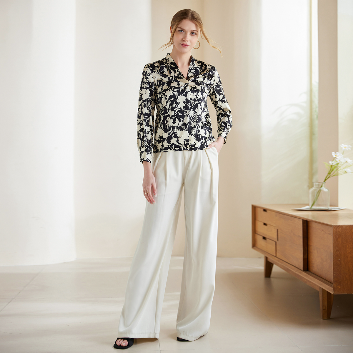 Chemisier en soie à col en V et motif floral pour femme, idéal pour le travail noir