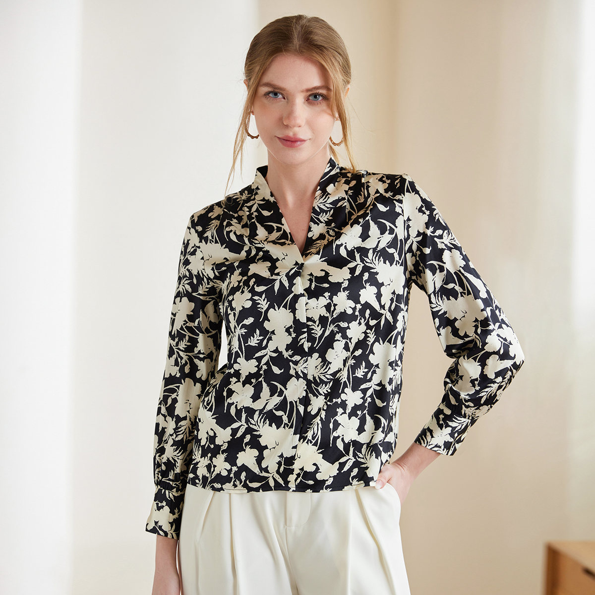 Chemisier en soie à col en V et motif floral pour femme, idéal pour le travail noir
