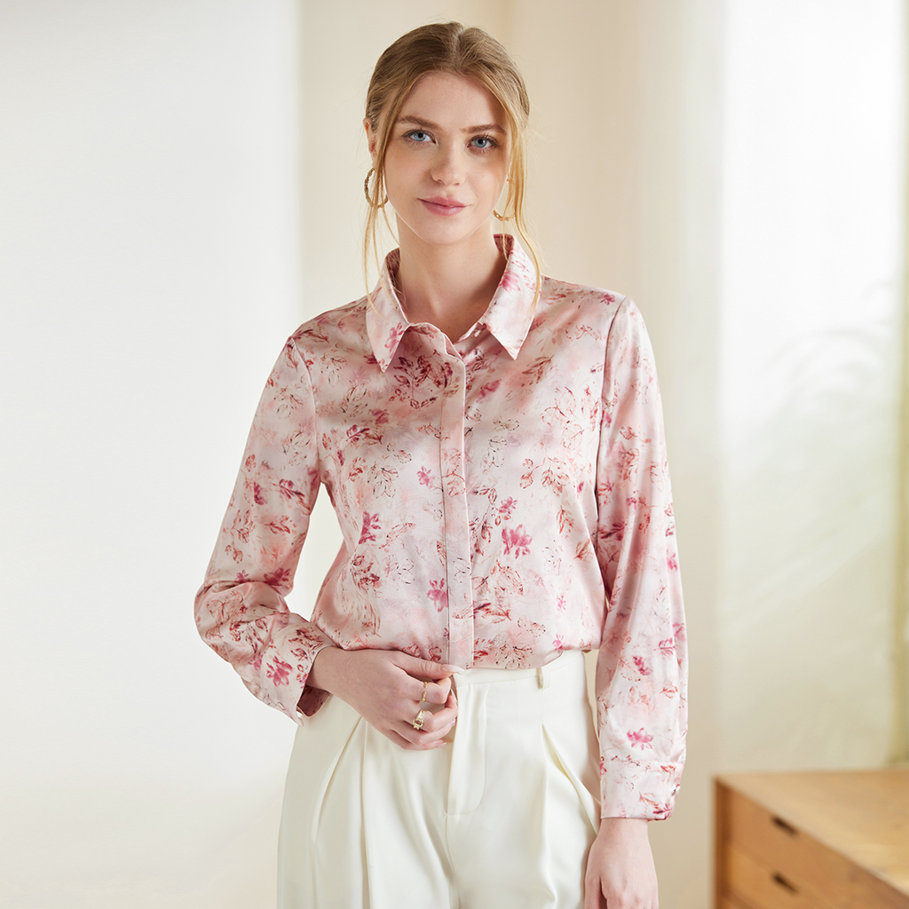 Chemisier femme en soie à imprimé floral discret et boutons dissimulés rose