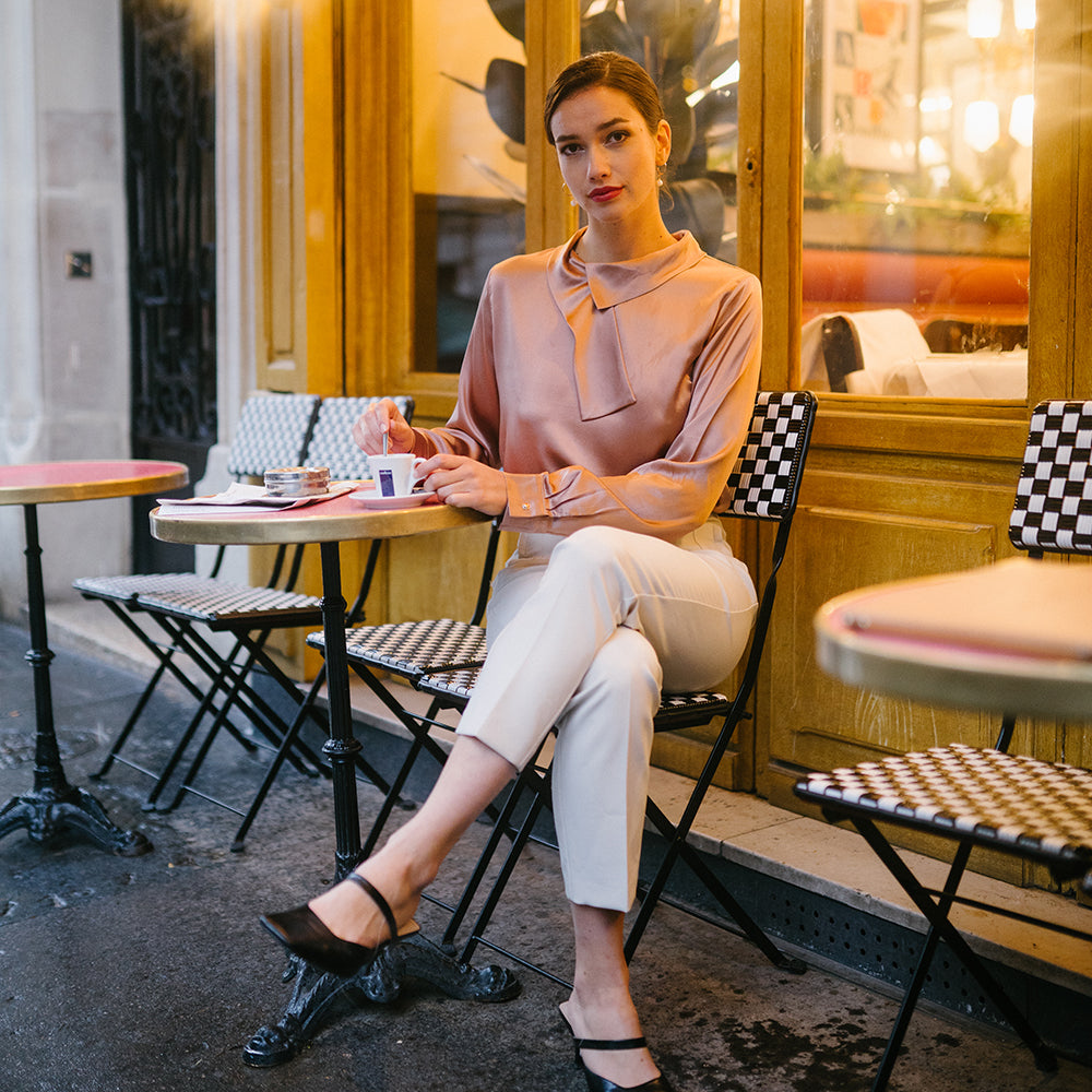 Chemise femme en soie rose pâle à col asymétrique