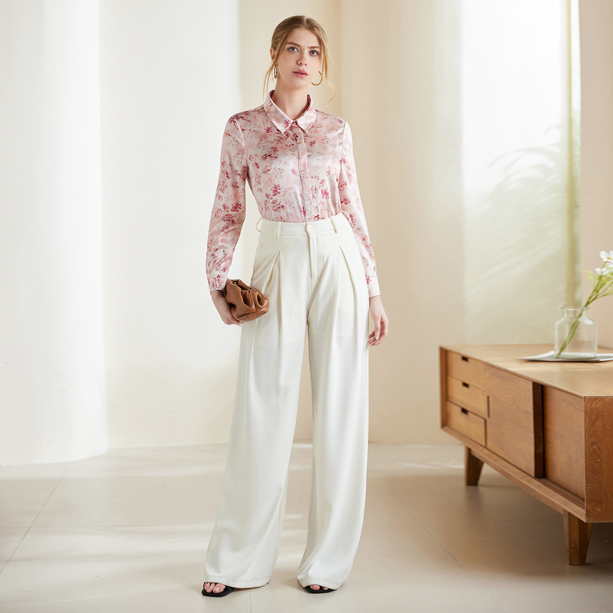 Chemisier femme en soie à imprimé floral discret et boutons dissimulés rose