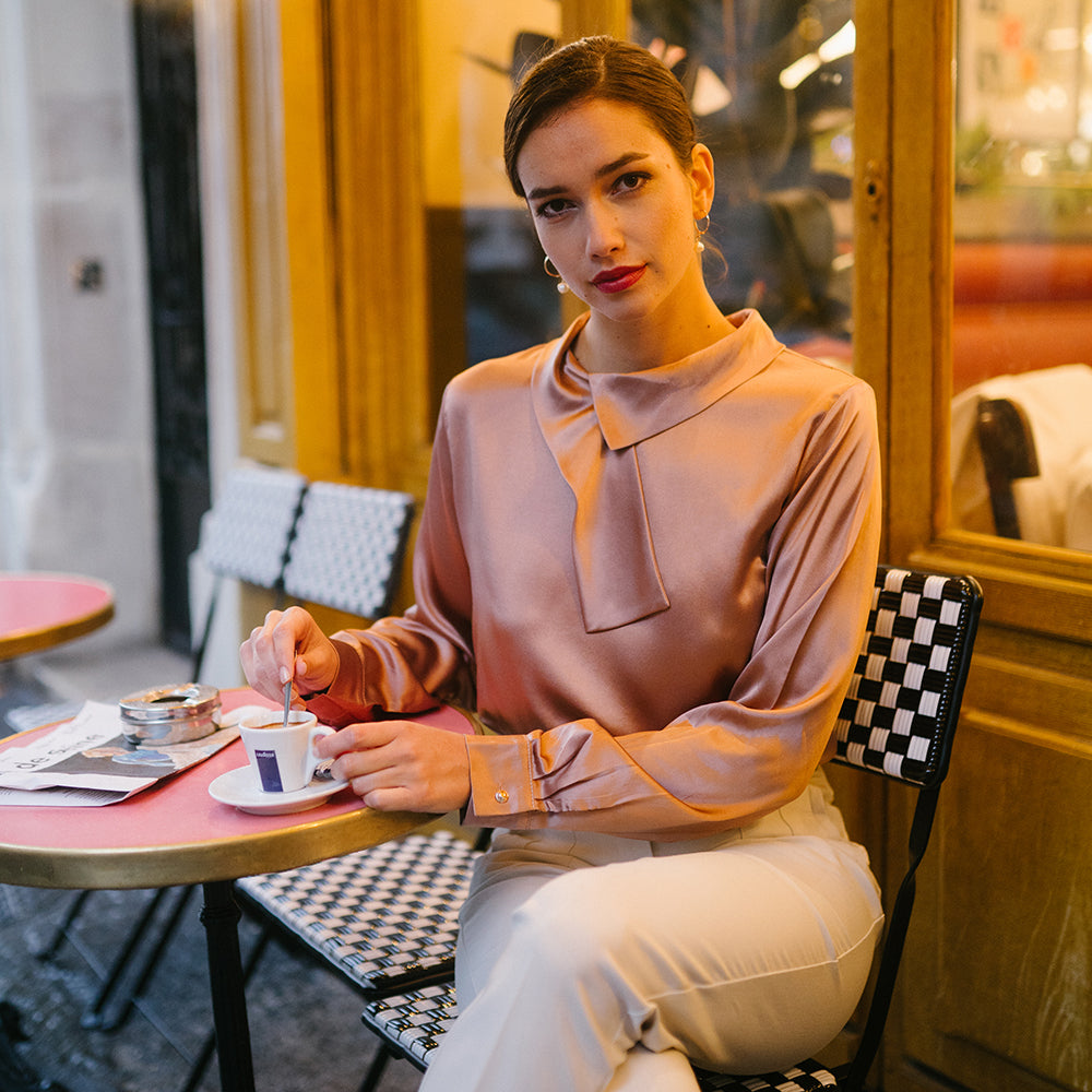 Chemise femme en soie rose pâle à col asymétrique