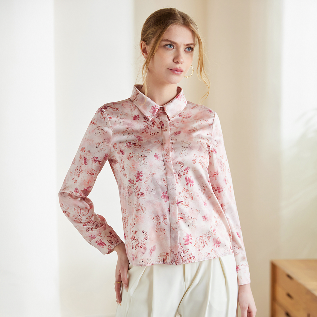 Chemisier femme en soie à imprimé floral discret et boutons dissimulés rose