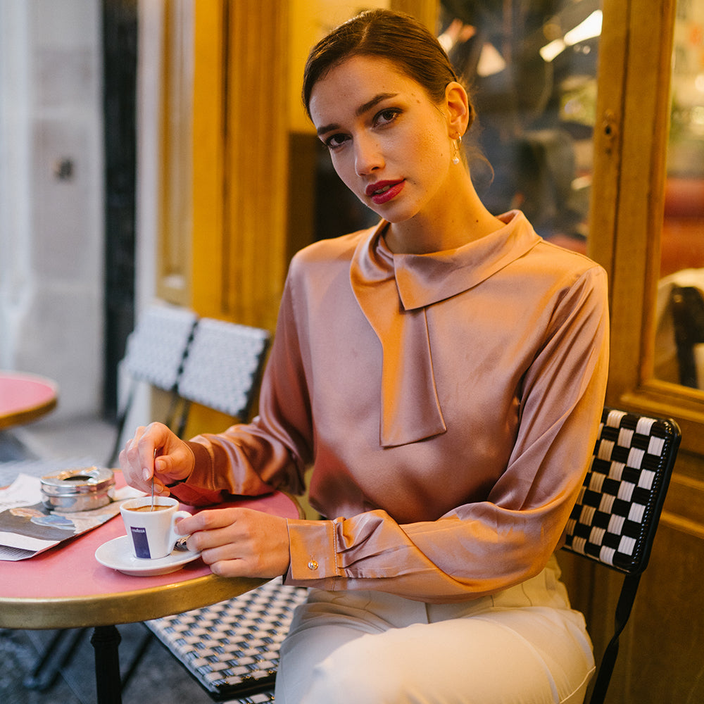 Chemise femme en soie rose pâle à col asymétrique