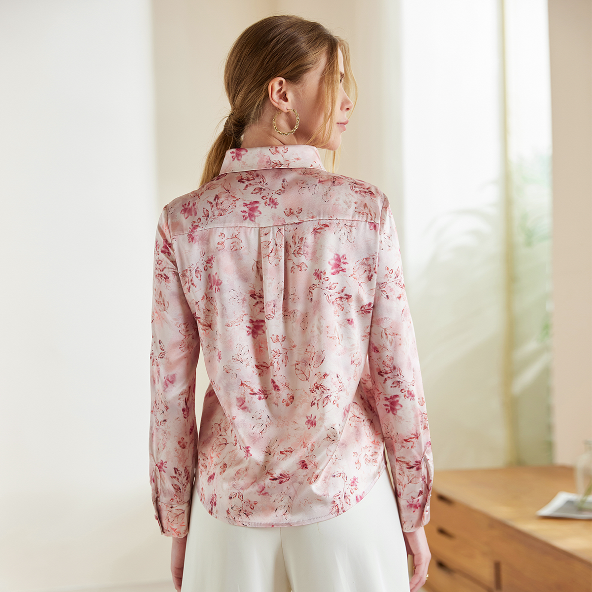 Chemisier femme en soie à imprimé floral discret et boutons dissimulés