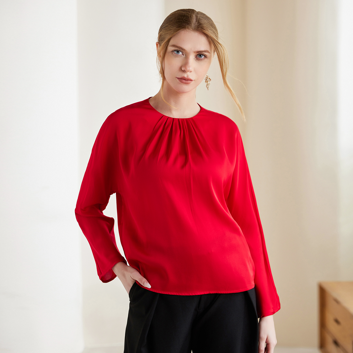 Chemise en soie plissée pour femme style professionnel